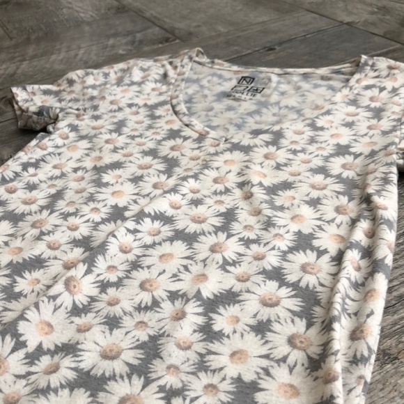Floral T-shirt - Picture 2 of 3